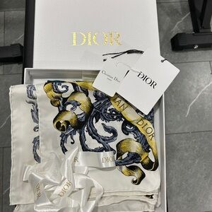 Dior Shawl